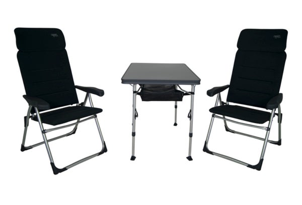 Air Elite -tuolisetti p&ouml;yd&auml;ll&auml;, s&auml;ilytysverkolla ja kantolaukulla